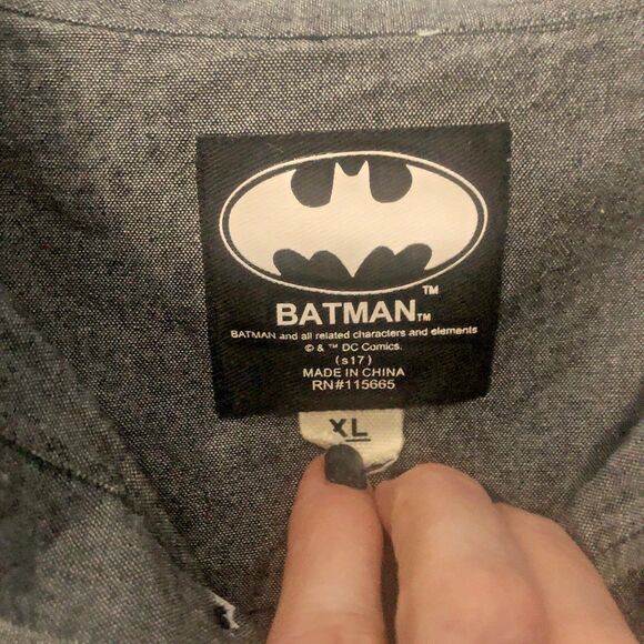 Batman DC Comic Men’s Short Sleeve Button Up Logo Shirt Size XL Gray Black - Picture 4 of 6